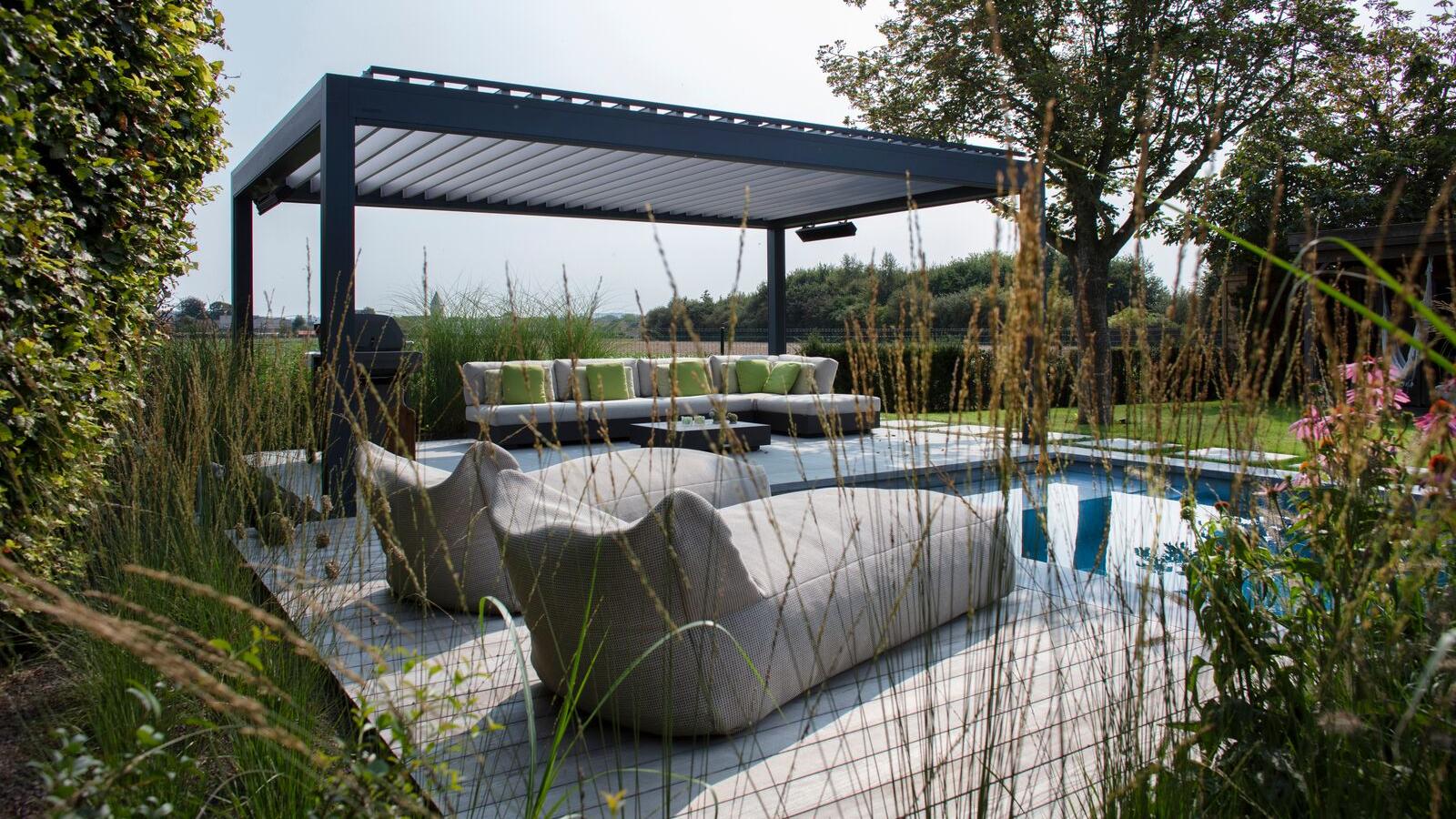 Brustor lamellen overkapping in tuin